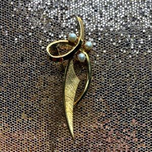 Vintage Style Gold Pin Brooch with Pearls